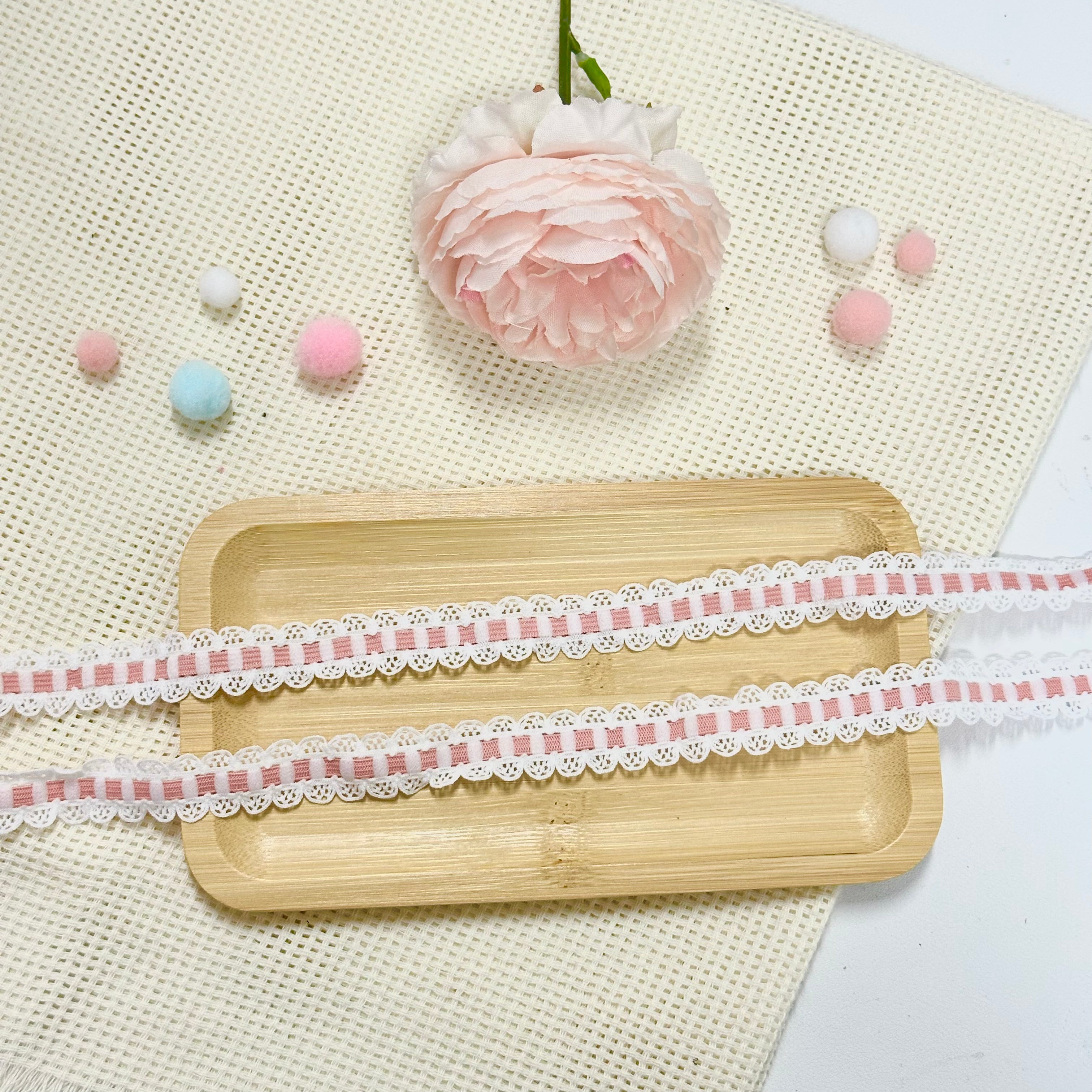 Nastro di pizzo da 100 cm: rosa cipria e bianco Nastro di pizzo da 100 cm: rosa cipria e bianco